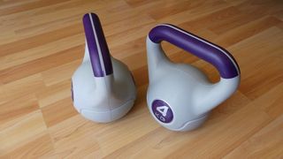 球重量、壶铃、哑铃、健身、训练、木材、室内、硬木地板