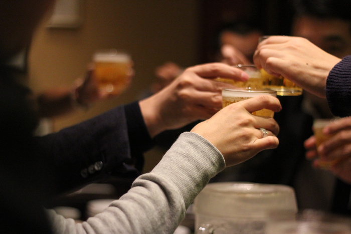 干杯、饮酒、酒类、玻璃杯、饮料、夜晚、聚会、会议