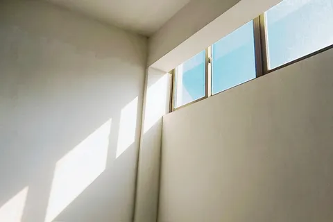 白色墙壁、窗户、建筑、墙壁建筑特征、白天、阳光、室内、无人 白色墙壁、窗户、建筑、墙壁建筑特征、白天、阳光、室内、无人