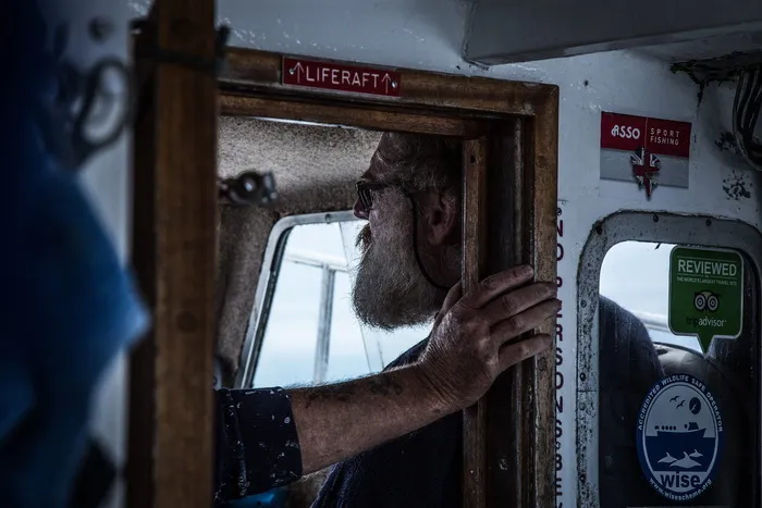 白天站在门上的男子附近的人的手