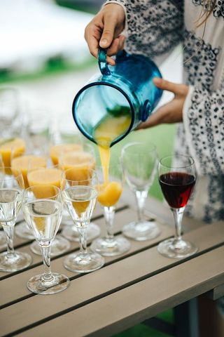 盛葡萄酒和橙汁的玻璃杯