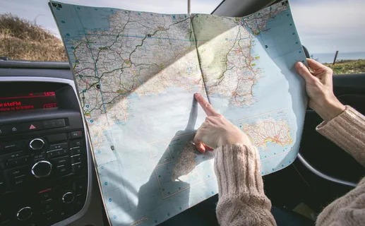 旅行、地图、汽车、度假、方向、指南针、目的地、手指 旅行、地图、汽车、度假、方向、指南针、目的地、手指