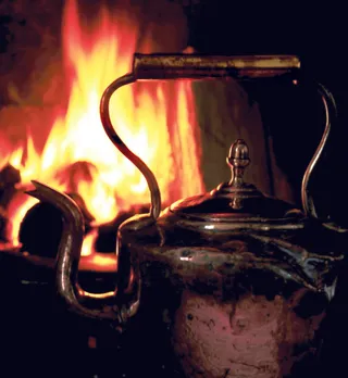 英国，柴郡，铜壶，炉边，舒适区，熊熊大火，高温，特写