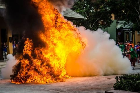 在培训日使用灭火器