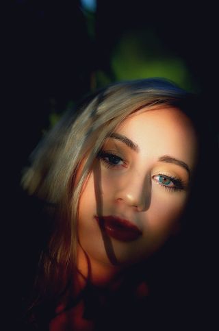 肖像，眼睛，太阳，自然光，光，影，美，女人