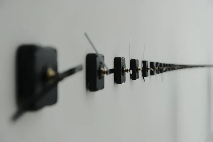 服装，服装，电气设备，木材，胶合板，开关，适配器，电线