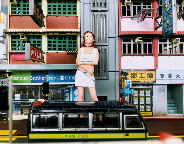 建筑物旁的女性雕像