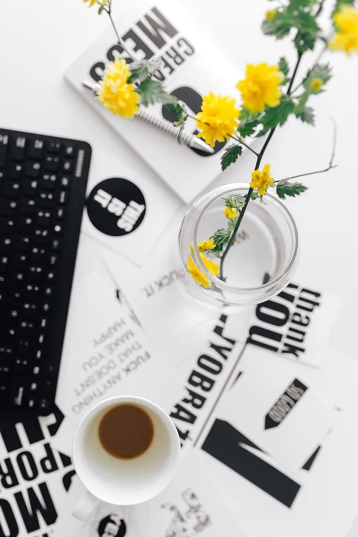 女性用手在远程无线电脑键盘上打字