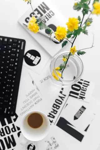 女性用手在远程无线电脑键盘上打字