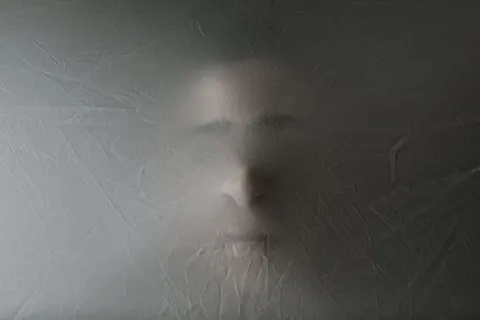 被塑料覆盖的人