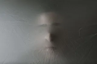 被塑料覆盖的人