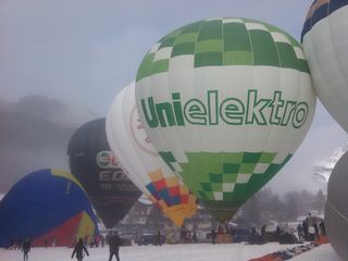 气球、运动、飞艇、偶发人群、白天、户外、大群人群、人群