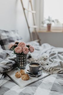 地毯上的蓝色枕头