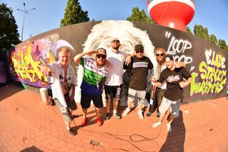 音乐家、艺术家、频率响应、人群、幸福、微笑、看着相机、全长