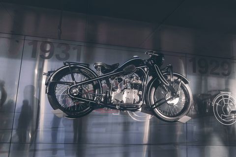 黑色和灰色摩托车比例模型