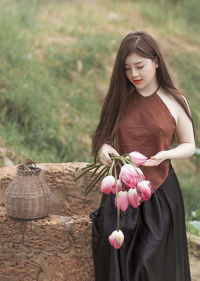 拿着粉色郁金香的女人