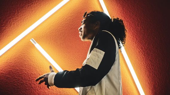 附近一名身穿黑白夹克的男子打开了灯