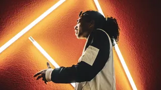 附近一名身穿黑白夹克的男子打开了灯