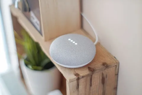 棕色板上的灰色圆形扬声器 棕色板上的灰色圆形扬声器