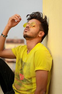 一个男人靠在墙上的照片