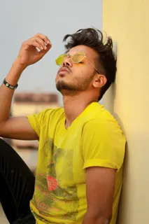 一个男人靠在墙上的照片