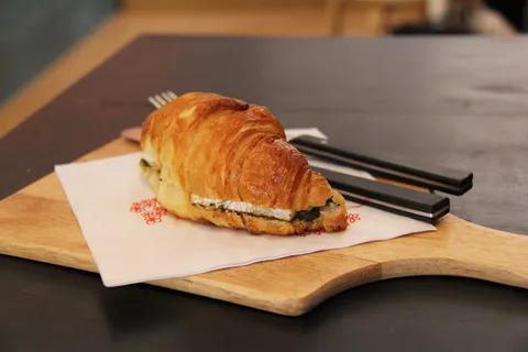 牛角面包、咖啡、茶、黄油、奶油、奶酪、面包、早餐 牛角面包、咖啡、茶、黄油、奶油、奶酪、面包、早餐