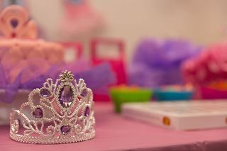 银色头饰、皇冠、生日、庆典、派对、公主、室内、聚焦前景