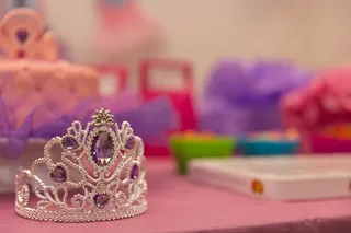 银色头饰、皇冠、生日、庆典、派对、公主、室内、聚焦前景