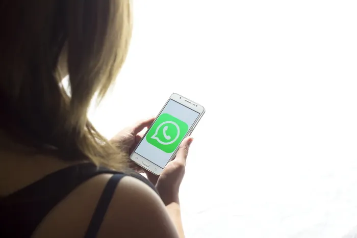 女士、手持、手机、显示、wattsup应用程序、Whatsapp、社交媒体、聊天