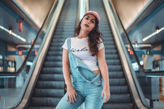 摆姿势时站着的女人