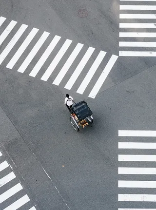 人拉车穿越行人