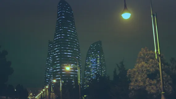 建筑物夜间低角度摄影 建筑物夜间低角度摄影