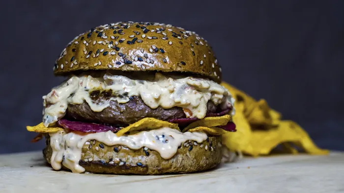 棕色汉堡，食品，汉堡，蘑菇，培根，多力多，alfredo，酱汁