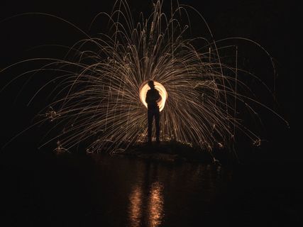 站在灯光前的人的延时摄影