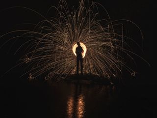 站在灯光前的人的延时摄影