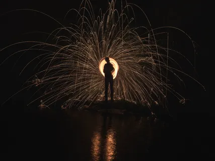 站在灯光前的人的延时摄影 站在灯光前的人的延时摄影
