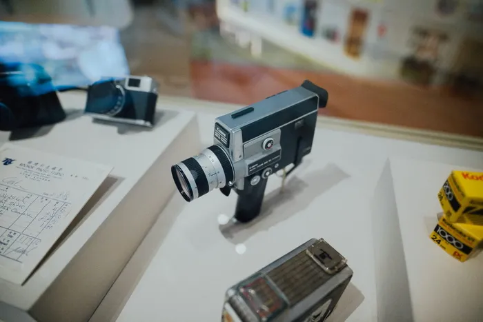 桌子上的黑色和灰色经典相机