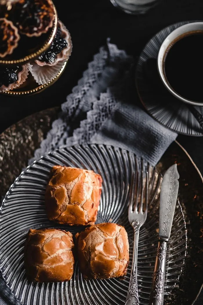 里面有奶油奶酪的甜面包