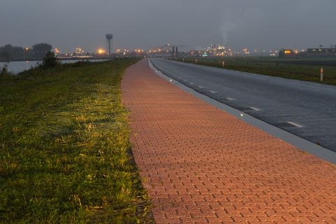反光路面、groningen、poly civil、建筑、建筑结构、天空、草地、建筑外观