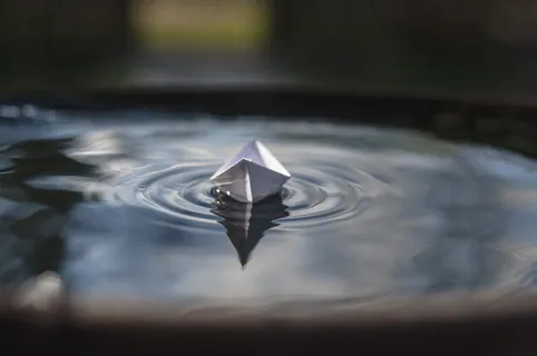 纸船,身体,水,漂浮,在街上,漂浮,波浪,反射 纸船,身体,水,漂浮,在街上,漂浮,波浪,反射