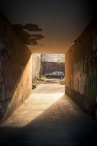 废弃的，小巷，建筑，汽车，建筑，汽车，空的，灯