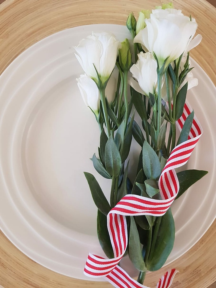 白色花朵、珍珠、玫瑰、木质背景、木质、浪漫、花卉、优雅