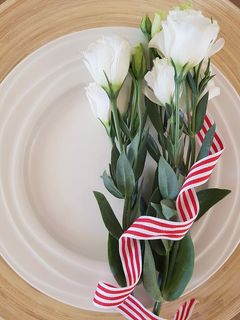 白色花朵、珍珠、玫瑰、木质背景、木质、浪漫、花卉、优雅