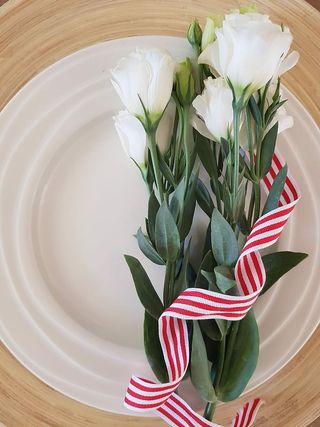 白色花朵、珍珠、玫瑰、木质背景、木质、浪漫、花卉、优雅