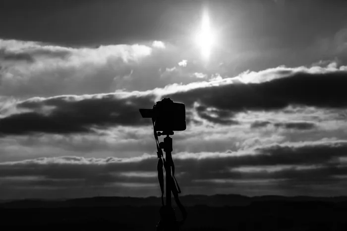 阳光下相机的灰度照片