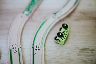 孩子们在地板上玩玩具