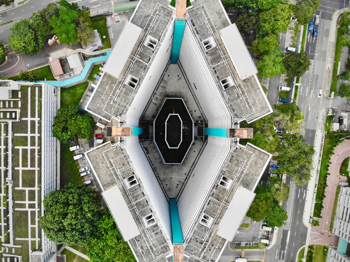 高层建筑和道路视图的航空摄影