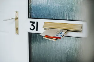 装满信封的白色和绿色门