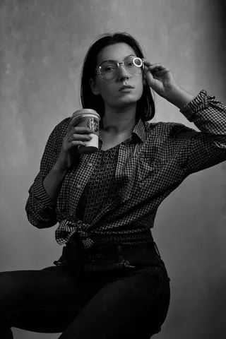 拿着杯子和眼镜的女人