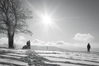 寒冷，下雪，风景，自然，成人，黑白，云朵，多云